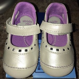 Little girls Striderite shoes